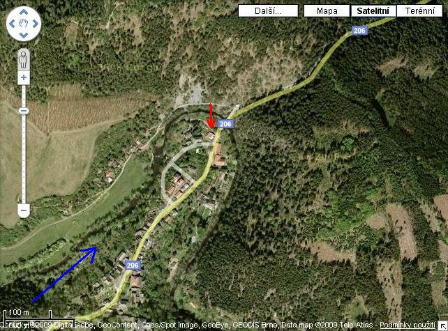 Modrá šipka: směr příjezdu, červená: domeček štěstí domeček radosti